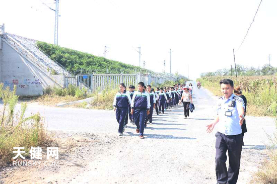 民警向學生宣傳鐵路交通安全常識